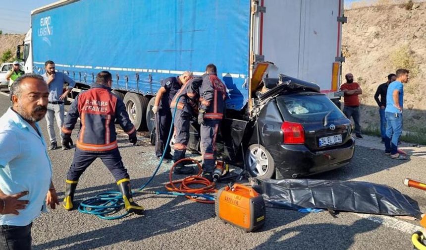 Ankara'da TIR'a arkadan çarpan araçta 4 kişi öldü