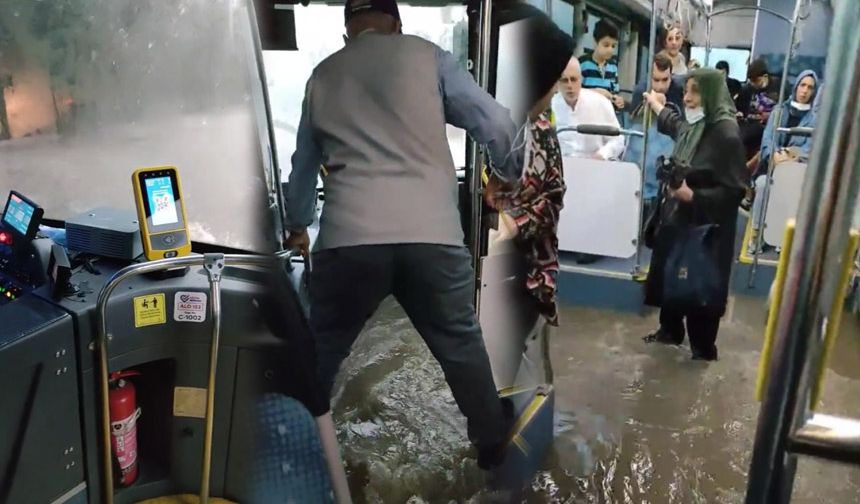 İETT otobüsünü su bastı vatandaş ne yapacağını şaşırdı