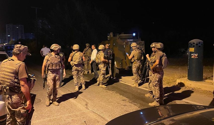 Mersin'de polisevine silahlı saldırı: 2 polis yaralı