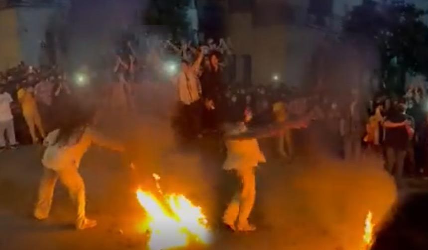 İran'da kadın protestocular başörtüsünü yakıp, etrafında dans etti