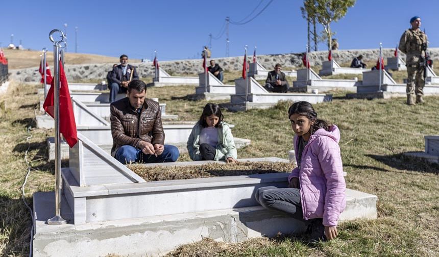 PKK'lı teröristlerin Yavi Mahallesi'nde katlettiği 33 vatandaşımız mezarı başında anıldı