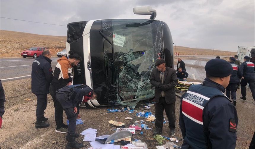 Sivas'ta göçmen otobüsü devrildi, 2 kişi öldü, 20 kişi yaralandı