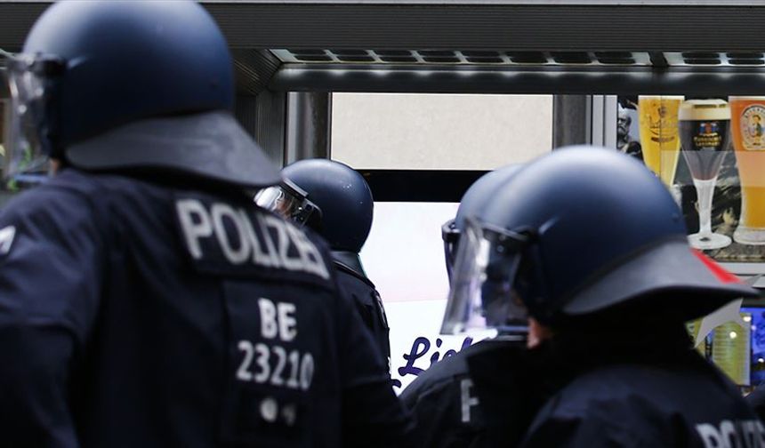 Almanya'da bıçaklı saldırıya uğrayan iki kız öğrenciden biri öldü