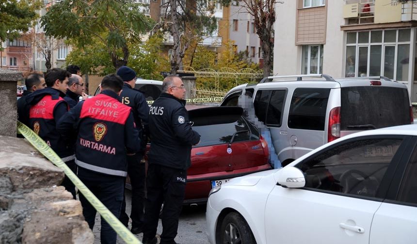 Sivas'ta iki araç arasına sıkışan şahıs hayatını kaybetti