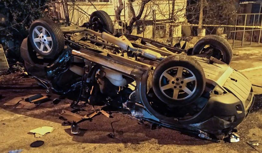 Konya'da bariyere çarpan araçtaki 2 kişi hayatını kaybetti