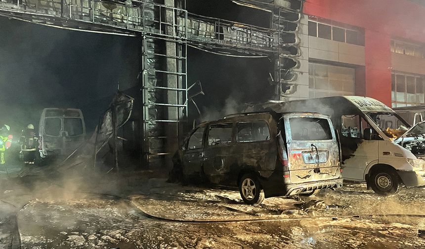 Kayseri'de oto servisinde çıkan yangında 10 araç yandı
