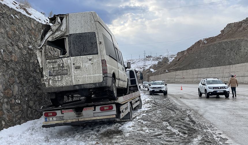 Van'da göçmenlerin bulunduğu minibüs kaza yaptı: 2 ölü, 6 yaralı