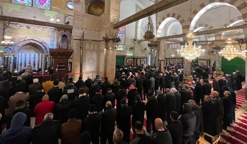 Filistinliler depremde vefat edenler için Mescid-i Aksa'da gıyabi cenaze namazı kıldı