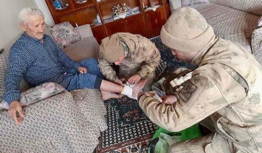 Van İl Jandarma Komutanlığı ekipleri, 55 kişiyi enkazdan kurtardı