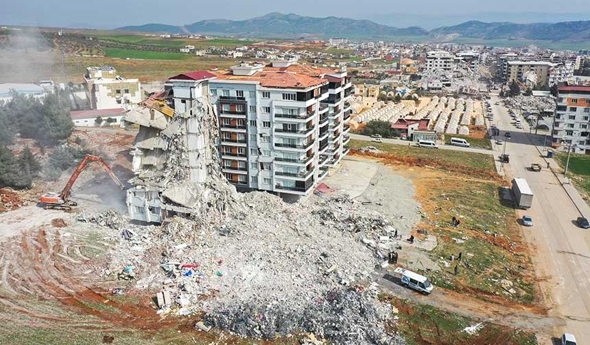 Nurdağı'nda acil yıkım kararı alınan binaların yarısının yıkımı tamamlandı