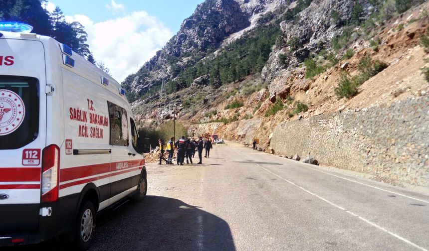 Adana'da otomobilin üzerine kaya devrildi: 4 öğretmen vefat etti