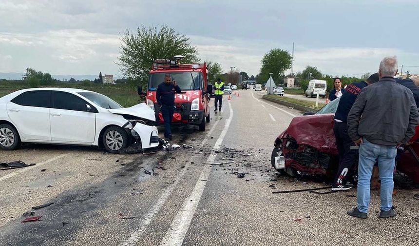 Adana'da iki otomobilin çarpıştığı kazada bir kişi öldü