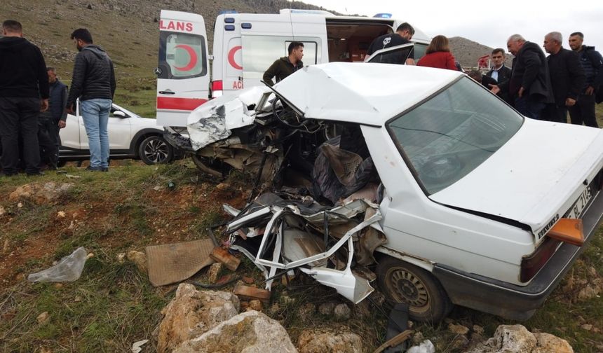 Adana'da iki otomobil çarpıştı, bir kişi öldü, 4 kişi yaralandı
