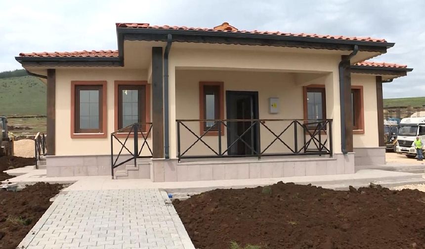 İlk deprem konutları yarın teslim edilecek