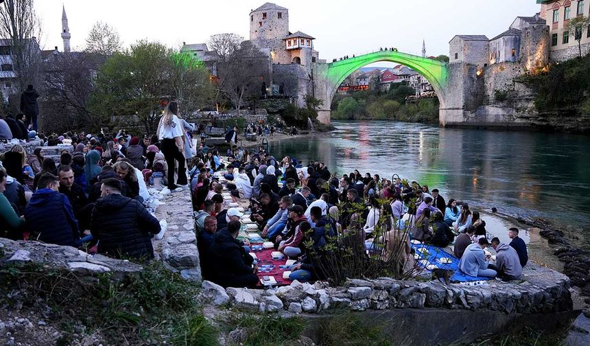 Mostar Köprüsü'nün yakınında 1300 kişilik iftar düzenlendi