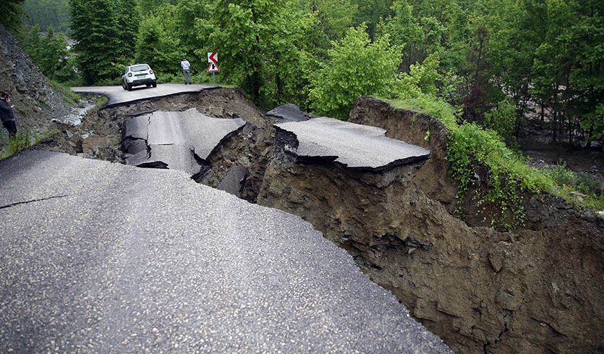 Kastamonu Çatalzeytin'de 5 köyü ilçeye bağlayan yol çöktü