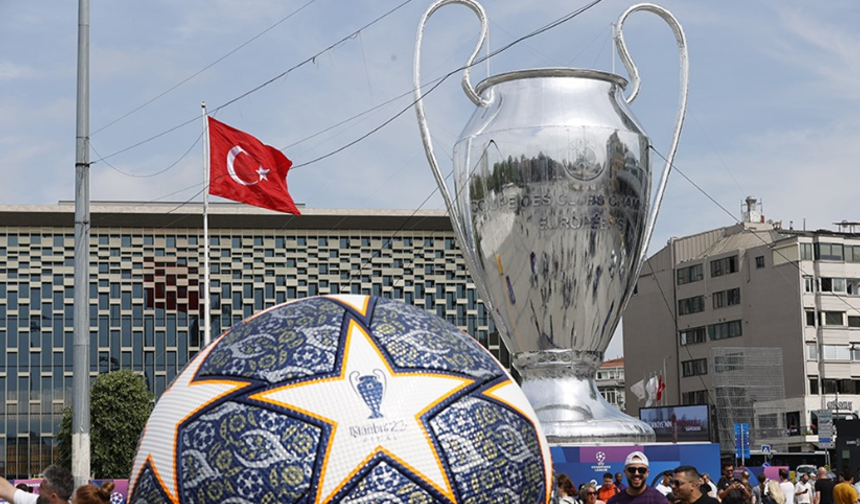 Dev kupa Taksim Meydanı'nda