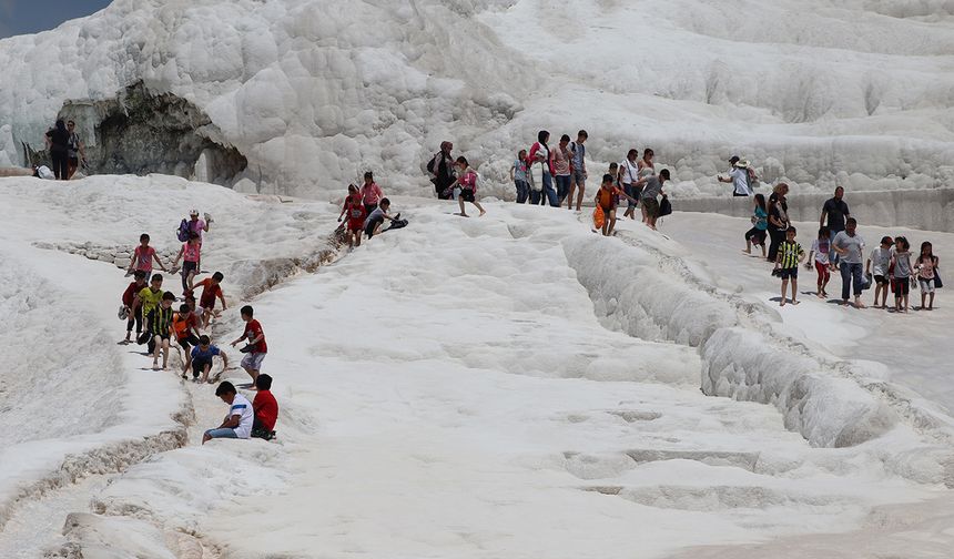 Pamukkale'de bayram tatili yoğunluğu sürüyor