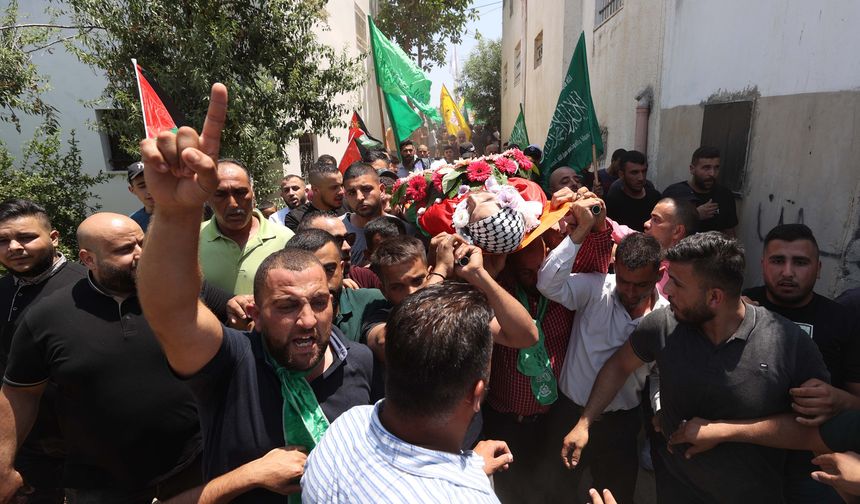 İşgalci Siyonist güçler tarafından Şeria'da öldürülen Filistinlinin cenaze töreni