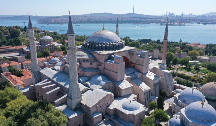 Ayasofya-i Kebir Camii'nde yüksek sesle İncil okuyan 2 kişi hakkında işlem yapıldı