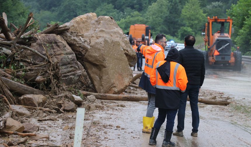 Zonguldak-İstanbul kara yolu heyelan nedeniyle ulaşıma kapatıldı
