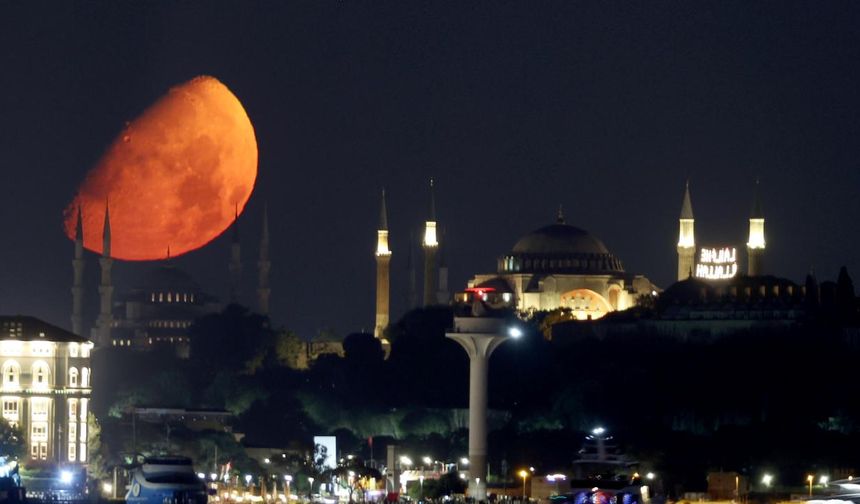İstanbul'da yarım ay güzel görüntüler oluşturdu