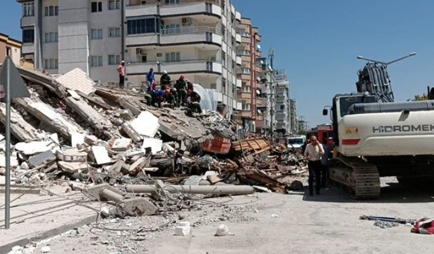 Hasarlı bina yıkım sırasında çöktü, 1 kişi enkaz altında kaldı