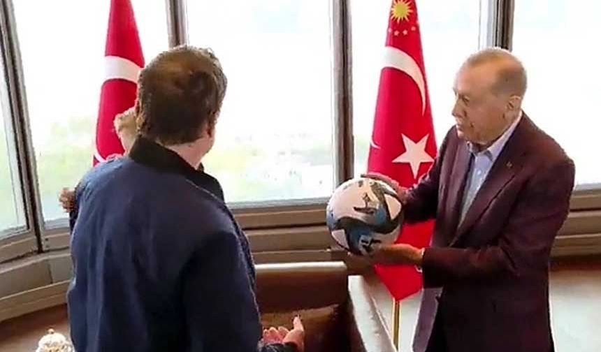 Erdoğan, Musk'ın oğluna top hediye etti: X please