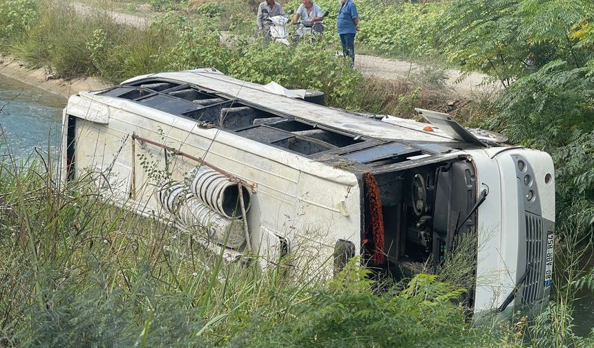 Mersin'de midibüs sulama kanalına devrildi: 10 yaralı