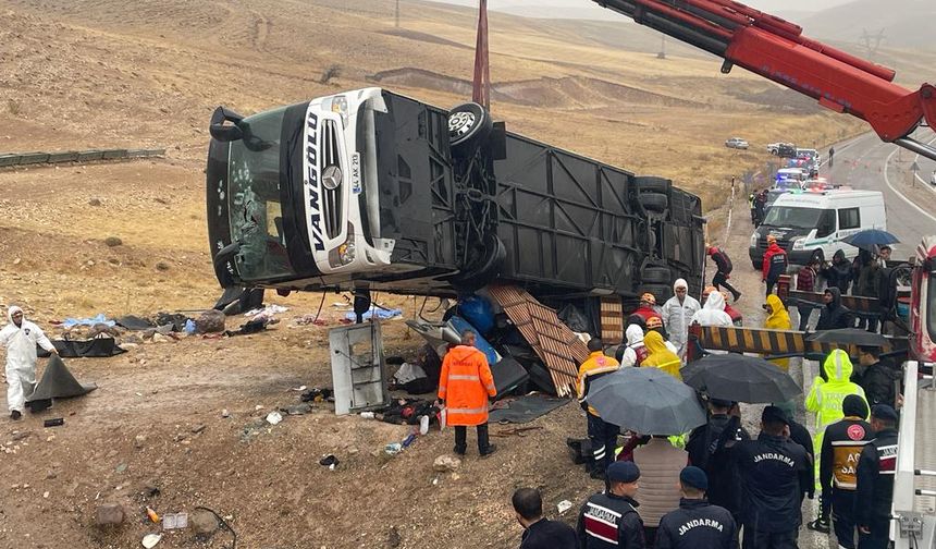 Sivas'ta yolcu otobüsü devrildi: 7 ölü 40 yaralı