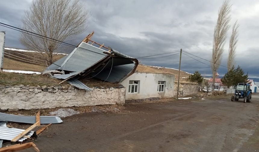 Kars'ta şiddetli rüzgar, 3 köyde evlerin çatılarını uçurdu