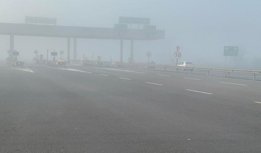 Anadolu Otoyolu'nda etkili olan sis görüş mesafesini düşürdü