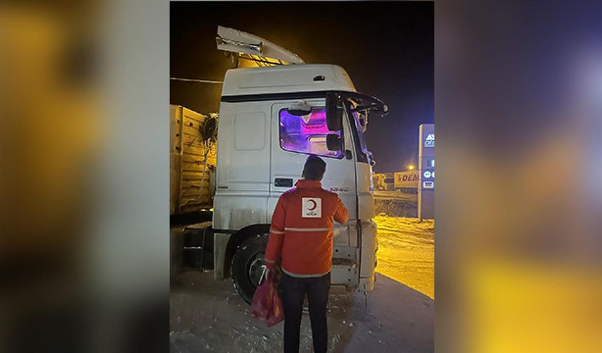 Ardahan'da Kızılay karda yolda kalanlara gıda ve içecek dağıttı