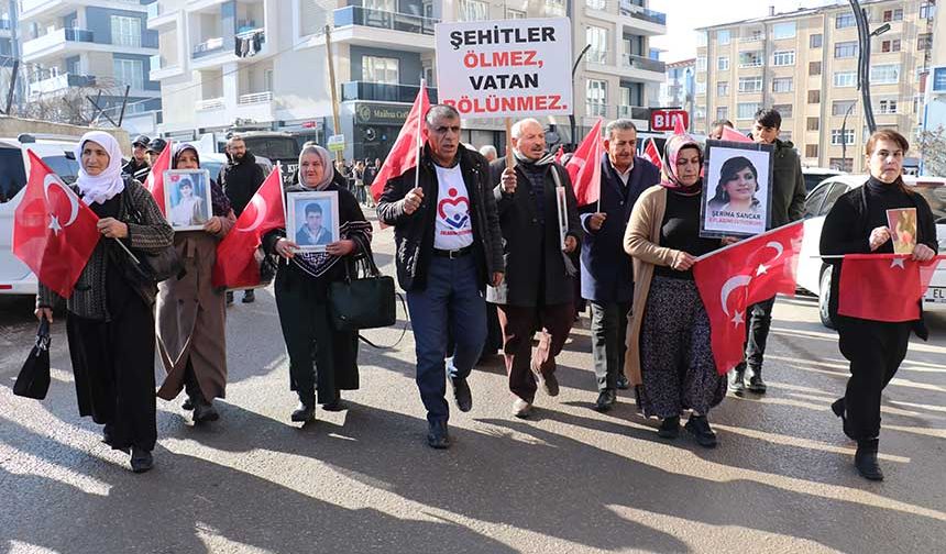Vanlı ailelerden HDP İl Başkanlığı önünde evlat nöbeti