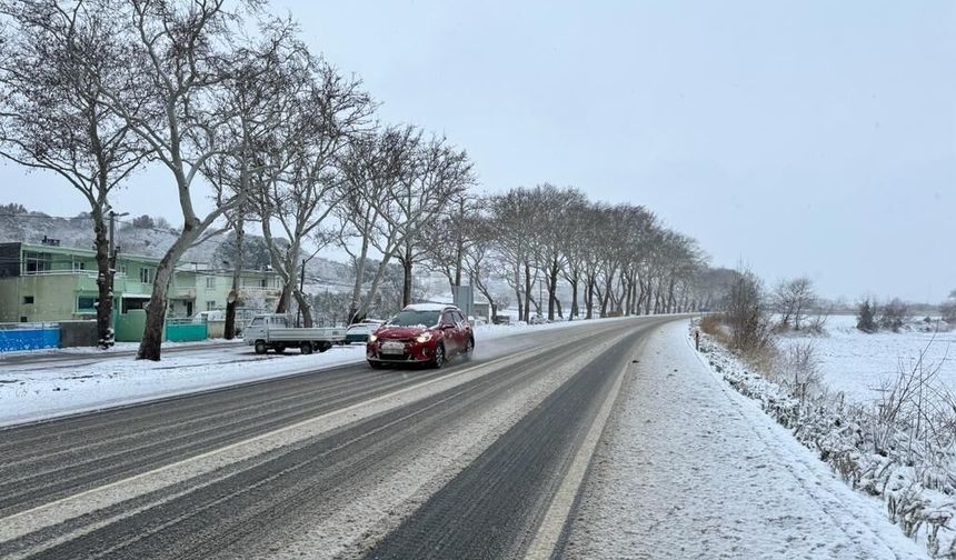 Çanakkale'de kardan kapanan 46 köy yolunda çalışma yapılıyor