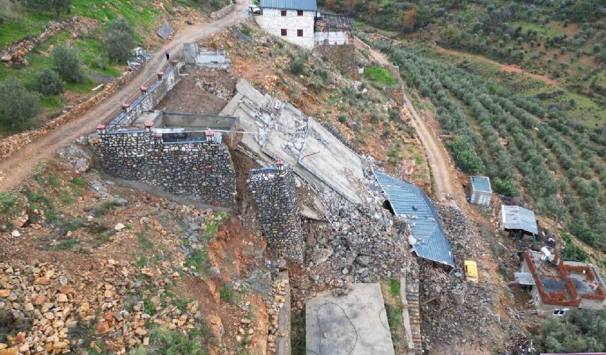 Antalya'da heyelan: 2 katlı ev çöktü