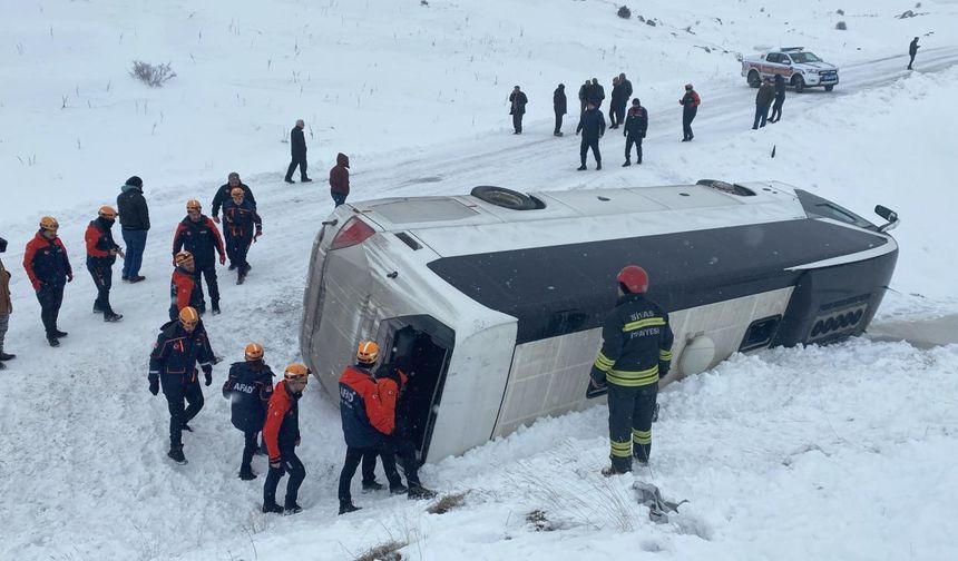 Sivas'ta otobüs devrildi: Çok sayıda yaralı var!