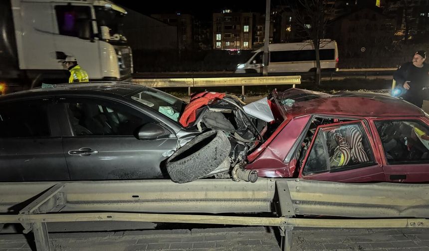 Bursa'da lastik değiştiren 3 kişiye araba çarptı: 1 ölü, 2 yaralı