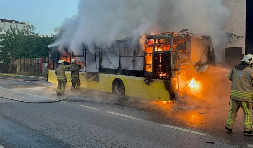 İstanbul Sultanbeyli'de İETT otobüsünde yangın paniği