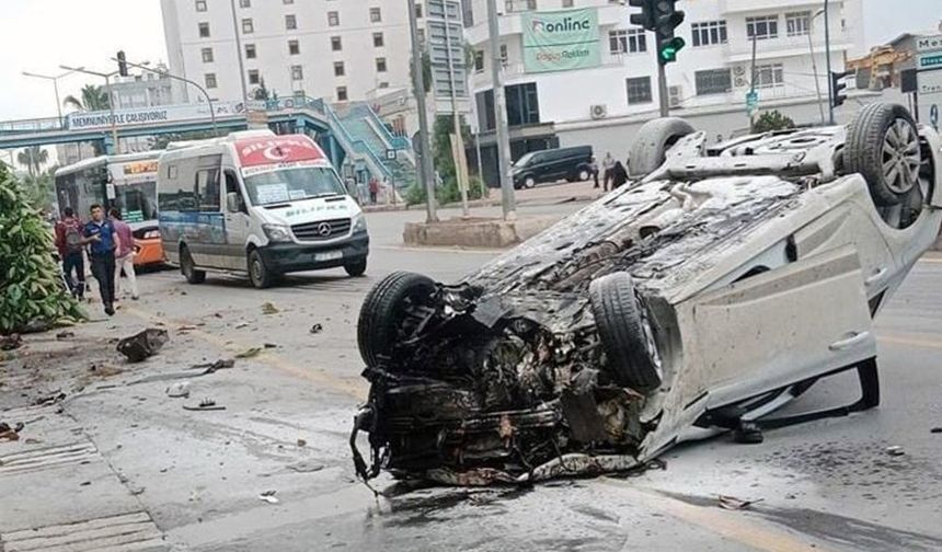 Mersin'de otomobil kaldırımdaki ağaca çarptı: Bir ölü, 2 yaralı