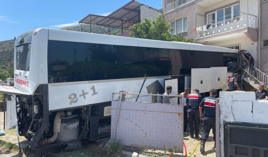 Aydın'da yolcu otobüsünün eve çarptı: Ölü ve yaralılar var