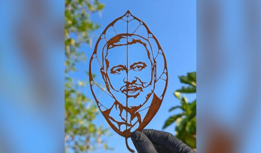 Endonezyalı sanatçı yaprak üzerine şehit İsmail Haniye’nin fotoğrafını işledi