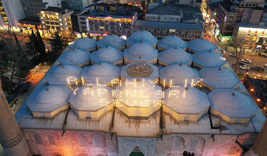 Bursa'daki tarihi Ulu Cami'ye "Allah iyilik yapanları sever" yazılı mahya asıldı