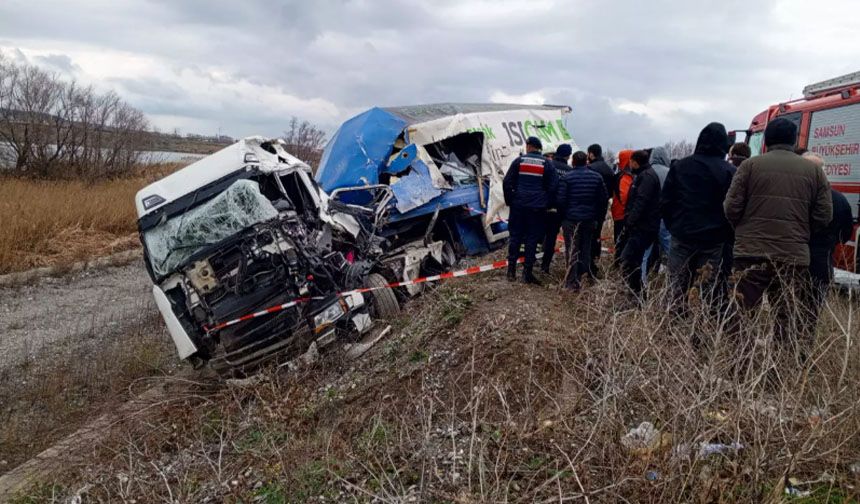Samsun'da korkunç kaza: 2 tır kafa kafaya çarpıştı