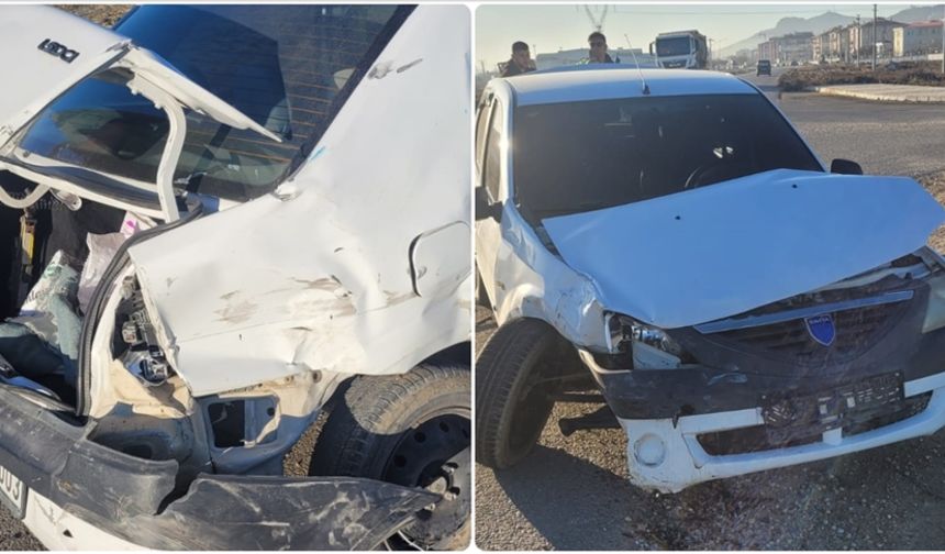 Afyonkarahisar'da servis minibüsü ile otomobil çarpıştı, 16 kişi yaralandı