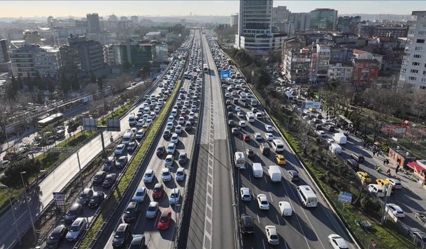 İstanbul'da uyum haftası ve ilk iş gününde trafik yoğunluğu