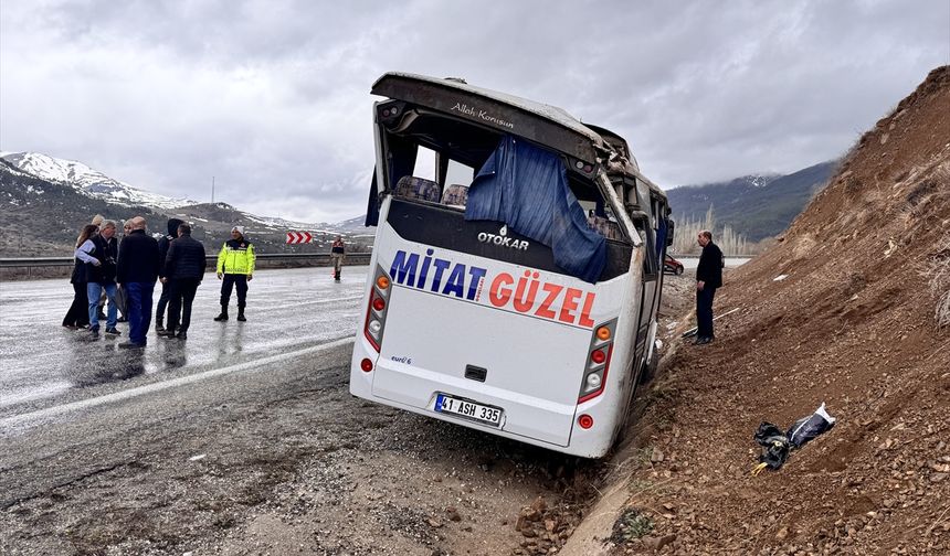 Erzurum'da servis midibüsü yamaca çarparak durabildi, 1 kişi öldü, 16 kişi yaralandı