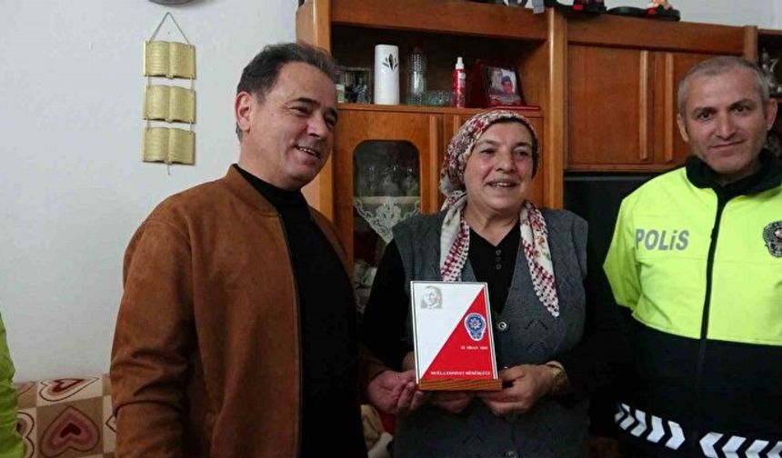 Emniyet güçleri, Polis helikopterine bayrak sallayan Ayşe Teyze'yi ziyaret ettiler