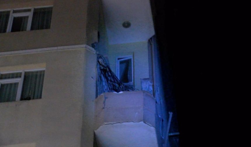 Kadıköy'de balkon çöktü, bina tedbiren tahliye edildi