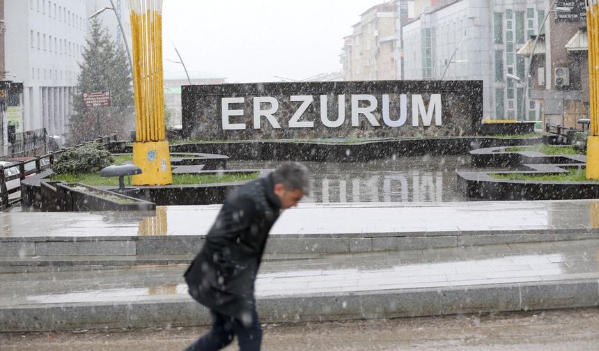 Erzurum'a mayısın ortasında lapa lapa kar yağdı